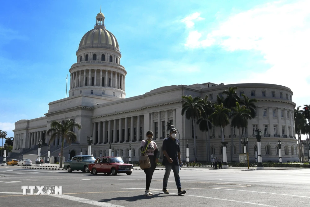 Người dân đeo khẩu trang phòng dịch COVID-19 tại La Habana, Cuba. (Ảnh: THX/TTXVN)