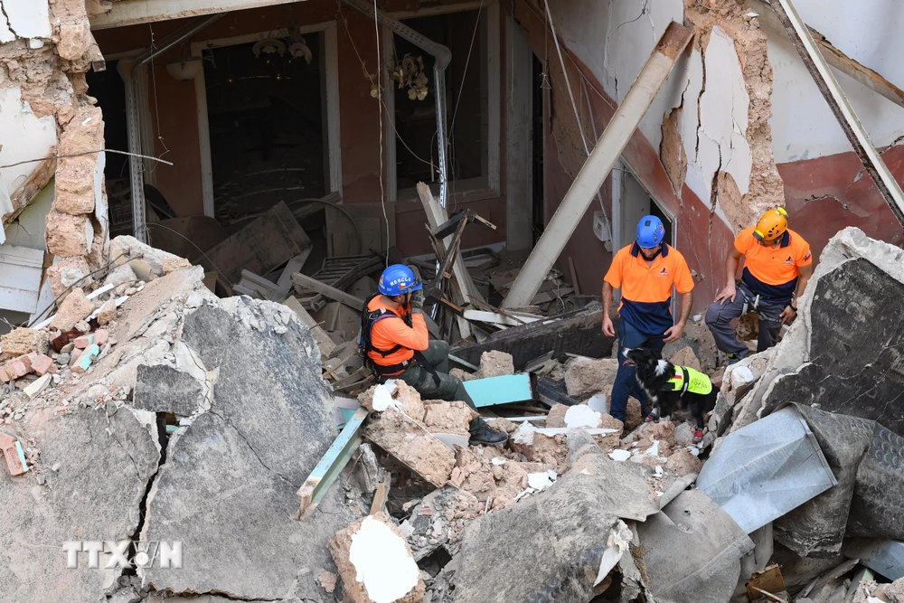 Lực lượng cứu hộ tìm kiếm nạn nhân dưới đống đổ nát sau vụ nổ tại cảng Beirut, Liban, ngày 2/9/2020. (Ảnh: AFP/TTXVN)