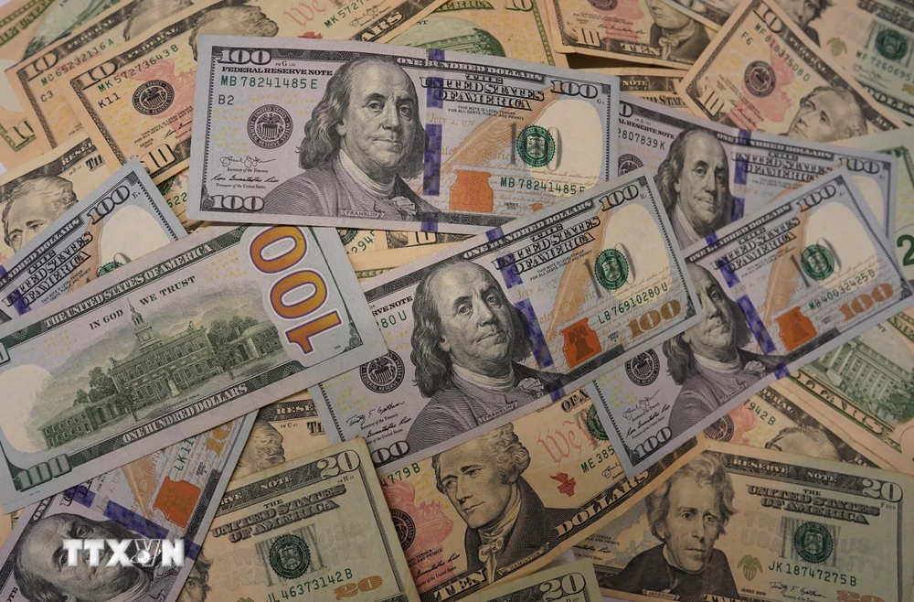 Đồng USD tại một ngân hàng ở Washington, DC. (Ảnh: THX/TTXVN)