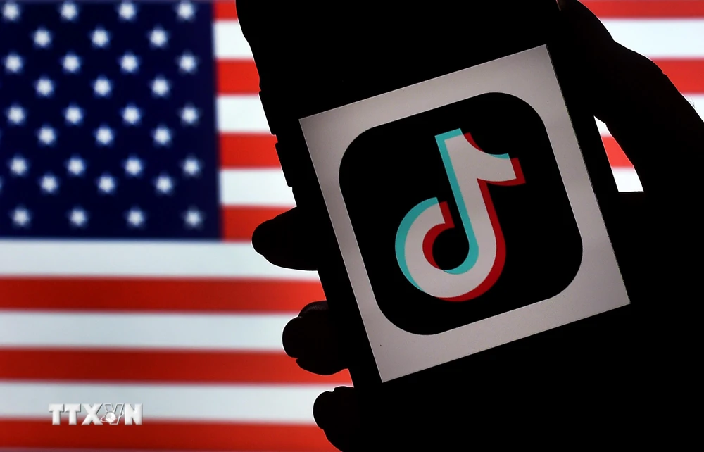 Biểu tượng TikTok trên một màn hình điện thoại ở Arlington, bang Virginia, Mỹ. (Ảnh: AFP/TTXVN)