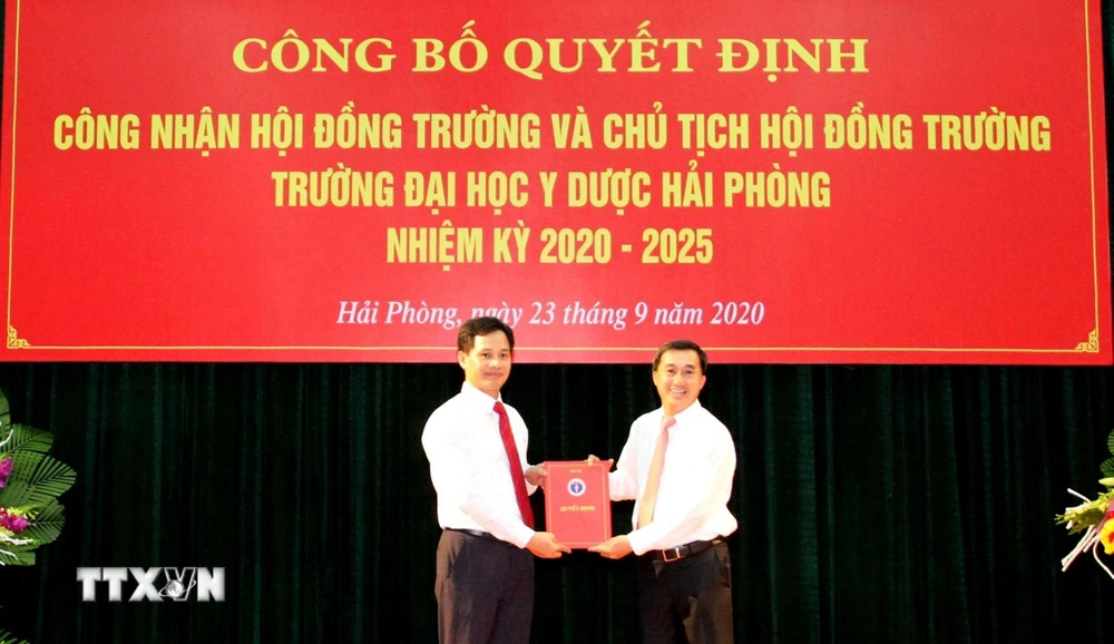 Giáo sư-Tiến sỹ Trần Văn Thuấn, Thứ trưởng Bộ Y tế trao Quyết định công nhận Chủ tịch Hội đồng trường Đại học Y dược Hải Phòng, giai đoạn 2020-2025 cho Phó Giáo sư-Tiến sỹ Phạm Minh Khuê. (Ảnh: Minh Thu/TTXVN)