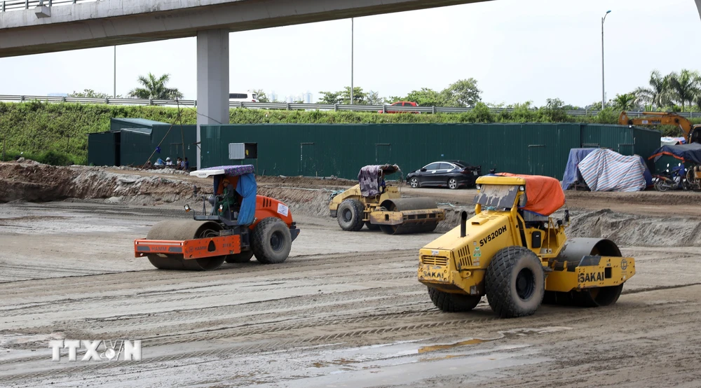 Công trường Dự án Đầu tư xây dựng hoàn chỉnh theo quy hoạch nút giao đường Vành đai 3 với đường ôtô cao tốc Hà Nội-Hải Phòng, huyện Gia Lâm. (Ảnh: Văn Điệp/TTXVN)