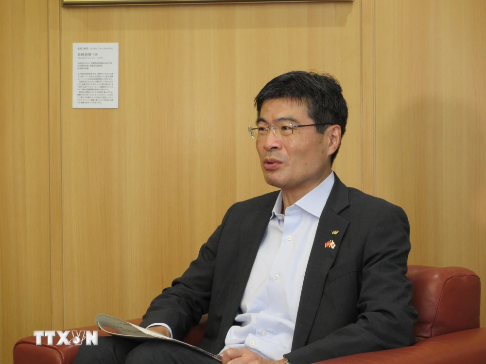 Ông Ken Hirata, Phó Thống đốc tỉnh Nagasaki, trả lời phỏng vấn phóng viên TTXVN. (Ảnh: Đào Thanh Tùng/TTXVN)