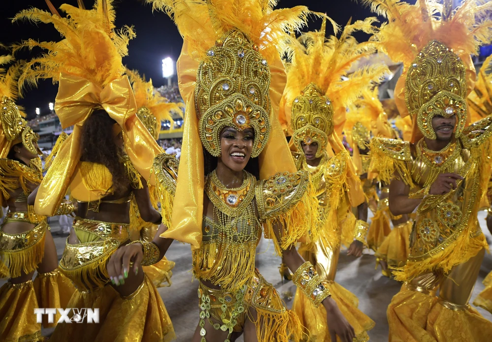 Các vũ công trong Lễ hội hóa trang Carnival nổi tiếng tại thành phố Rio de Janeiro, Brazil năm 2019. (Ảnh: AFP/TTXVN)