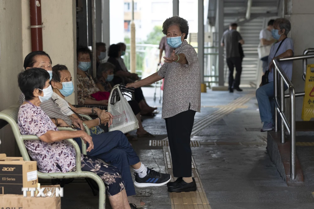 Người dân đeo khẩu trang phòng lây nhiễm COVID-19 tại Hong Kong, Trung Quốc, ngày 23/8/2020. (Ảnh: AFP/TTXVN)