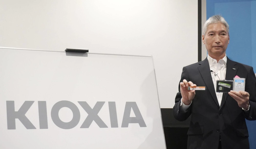 Logo của Kioxia Holdings Corp. được công bố tại một cuộc họp báo ở Tokyo vào tháng 9 năm 2019. (Nguồn: Kyodo)