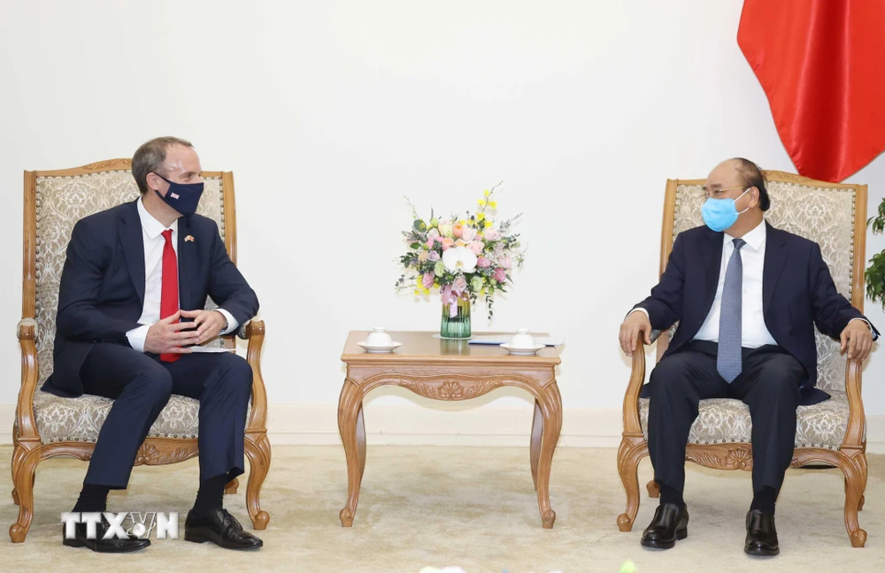 Thủ tướng Nguyễn Xuân Phúc tiếp Bộ trưởng Ngoại giao và Phát triển Anh Dominic Raab. (Ảnh: Thống Nhất/TTXVN)