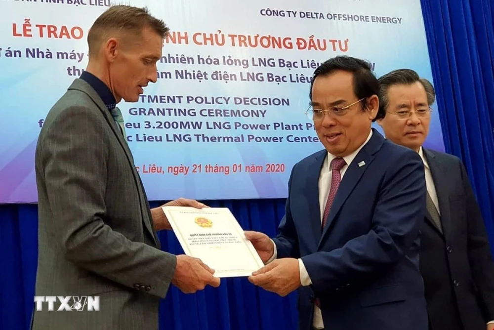 Chủ tịch UBND tỉnh Bạc Liêu Dương Thành Trung trao quyết định chủ trương đầu tư Dự án Nhà máy điện khí tự nhiên hóa lỏng Bạc Liêu cho đại diện Công ty TNHH Delta Offshore Energy Pte. Ltd. (Ảnh: Huỳnh Sử/TTXVN)