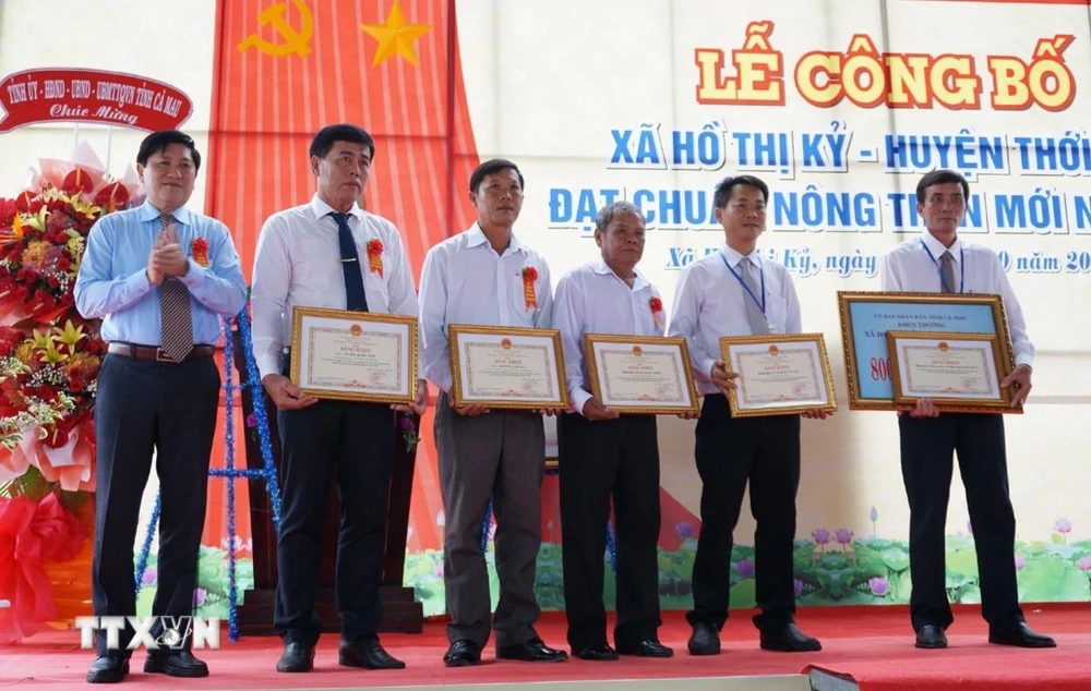 Phó chủ tịch UBND tỉnh Cà Mau Lê Văn Sử trao Bằng khen của Chủ tịch UBND tỉnh cho các tập thể, cá nhân có thành tích xuất sắc. (Ảnh: Huỳnh Anh/TTXVN)