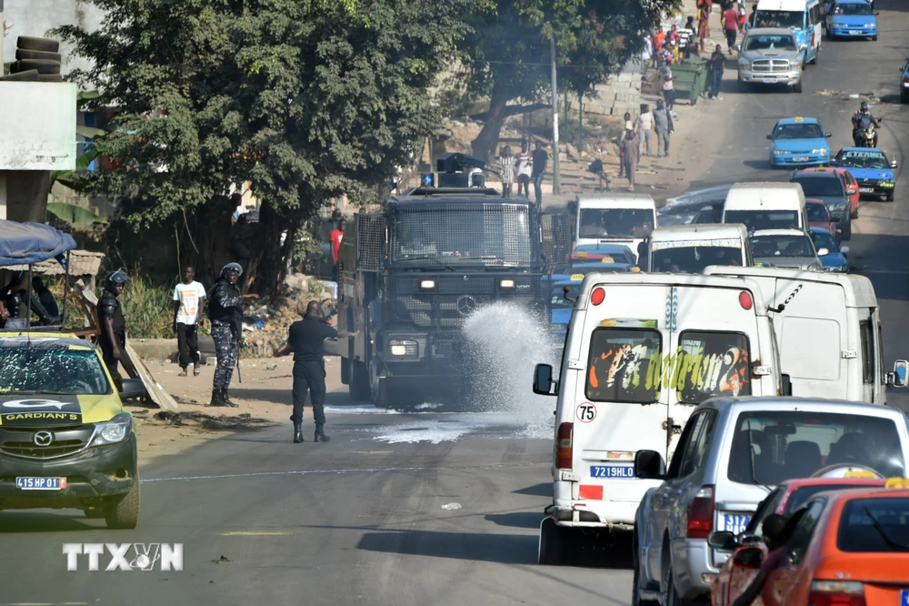 Cảnh sát giải tán đám đông biểu tình quá khích tại Abidjan, Côte d'Ivoire, ngày 13/8/2020. (Ảnh: AFP/TTXVN)