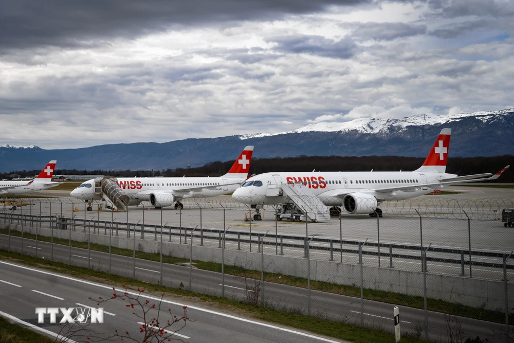 Máy bay của Hãng hàng không quốc tế Thụy Sĩ SWISS International Air Lines tại sân bay Geneva, Thụy Sĩ, ngày 12/3/2020. (Ảnh: AFP/TTXVN)