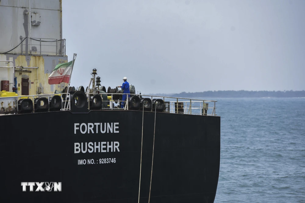 Tàu chở dầu của Iran neo tại cơ sở khai thác dầu El Palito sau khi tới Puerto Cabello, Venezuela ngày 25/5/2020. (Ảnh: AFP/TTXVN)