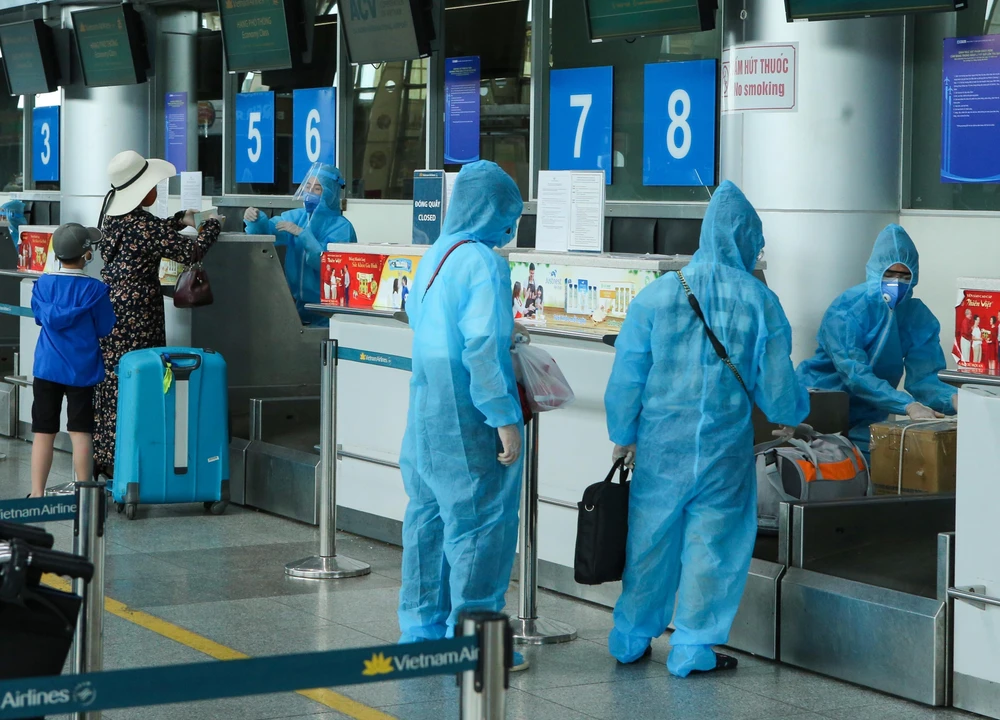 Hành khách làm thủ tục tại Sân bay Quốc tế Đà Nẵng. (Ảnh: Trần Lê Lâm/TTXVN)