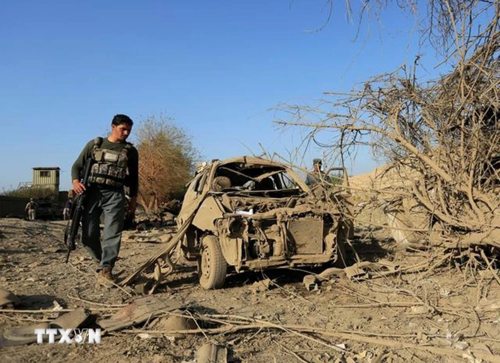 Lực lượng an ninh Afghanistan điều tra tại hiện trường vụ đánh bom xe nhằm vào tòa nhà chính quyền huyện Ghani Khel, tỉnh Nangarhar ngày 3/10/2020. (Ảnh: Reuters/TTXVN)