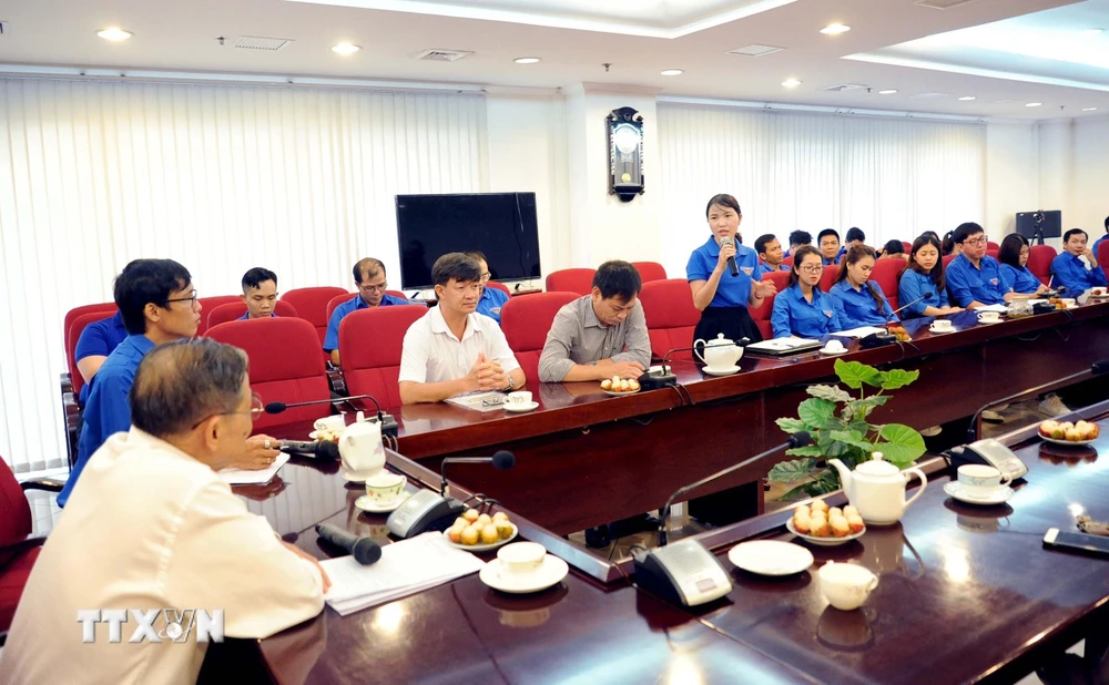 Đoàn viên Cơ quan TTXVN khu vực phía Nam giao lưu cùng Nhà báo Nguyễn Thanh Bền. (Ảnh: Tiến Lực/TTXVN)