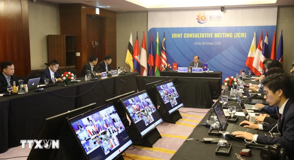 Thứ trưởng Bộ Ngoại giao Nguyễn Quốc Dũng chủ trì Hội nghị trực tuyến tham vấn chung ASEAN (JCM) về tổ chức Hội nghị Cấp cao ASEAN lần thứ 37. (Ảnh: Văn Điệp/TTXVN)