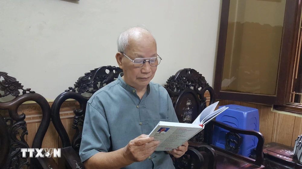 Giáo sư-Tiến sỹ-Nghệ sỹ Nhân dân Lê Ngọc Canh với cuốn sách mới xuất bản về nghệ thuật múa. (Ảnh: Đinh Thuận/TTXVN)