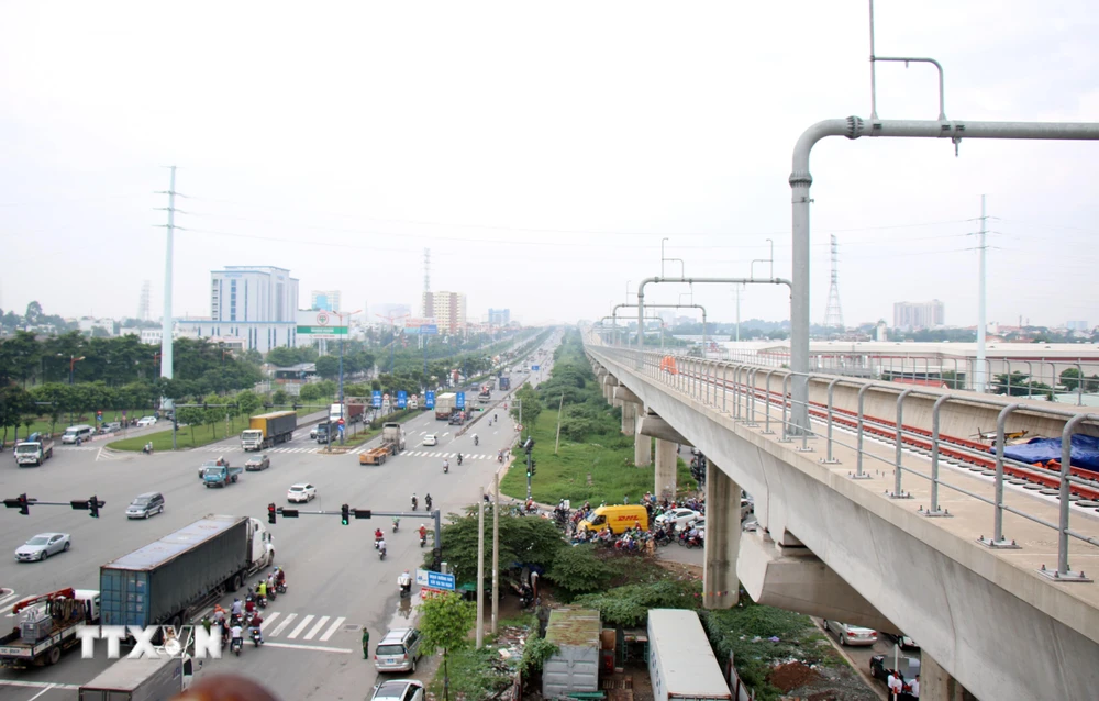Sau khi hoàn thành, tuyến metro số 1 (Bến Thành - Suối Tiên) được kỳ vọng sẽ tạo điểm nhấn cho giao thông Thành phố Hồ Chí Minh. (Ảnh: Tiến Lực/TTXVN)