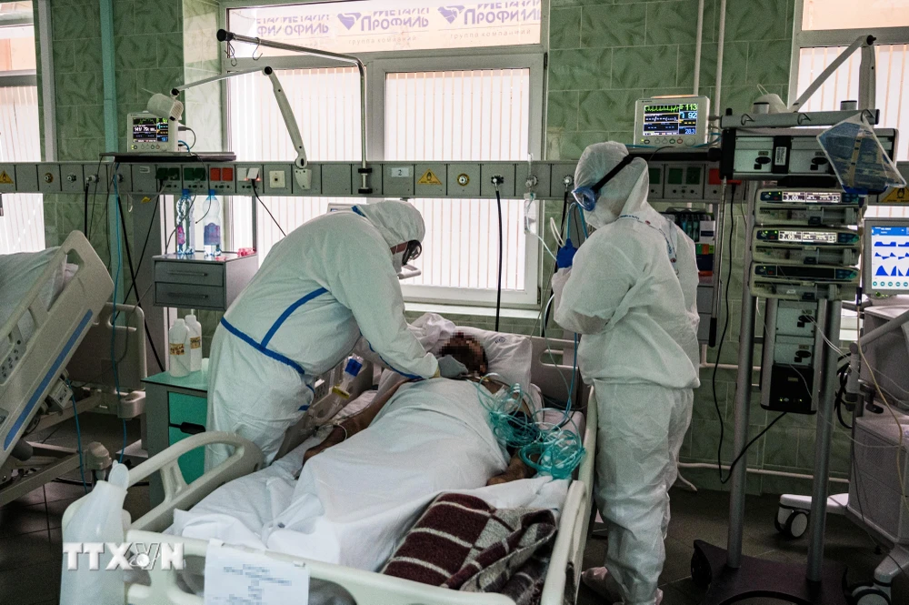 Nhân viên y tế điều trị cho bệnh nhân COVID-19 tại bệnh viện ở Moskva, Nga. (Ảnh: AFP/TTXVN)