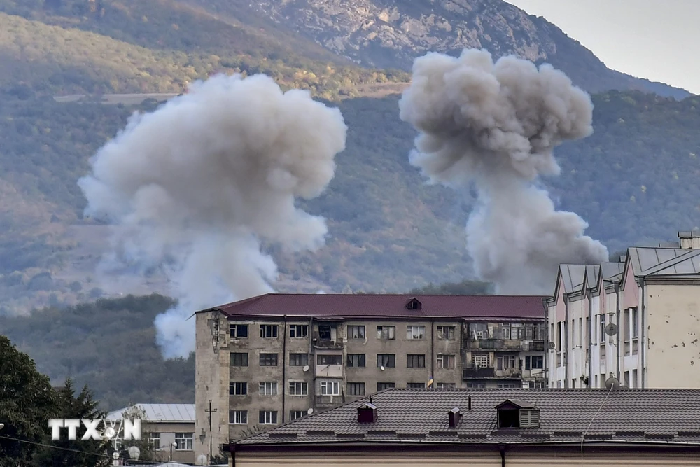 Khói bốc lên sau một vụ pháo kích trong xung đột giữa lực lượng Armenia và Azerbaijan tại thành phố Stepanakert, thủ phủ khu vực tranh chấp Nagorny-Karabakh ngày 9/10/2020. (Ảnh: AFP/TTXVN)