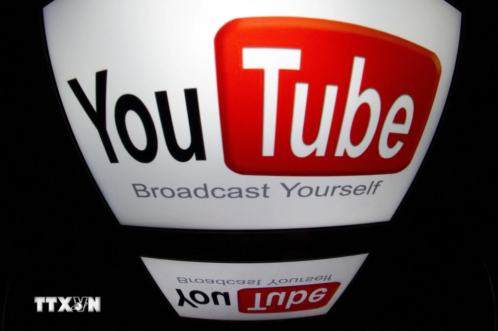 Biểu tượng Youtube trên màn hình máy tính bảng. (Ảnh: AFP/TTXVN)