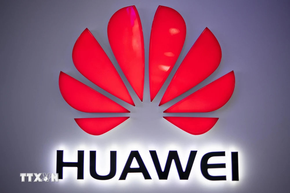 Biểu tượng của Tập đoàn Huawei tại một cửa hàng ở Bắc Kinh, Trung Quốc. (Ảnh: AFP/TTXVN)