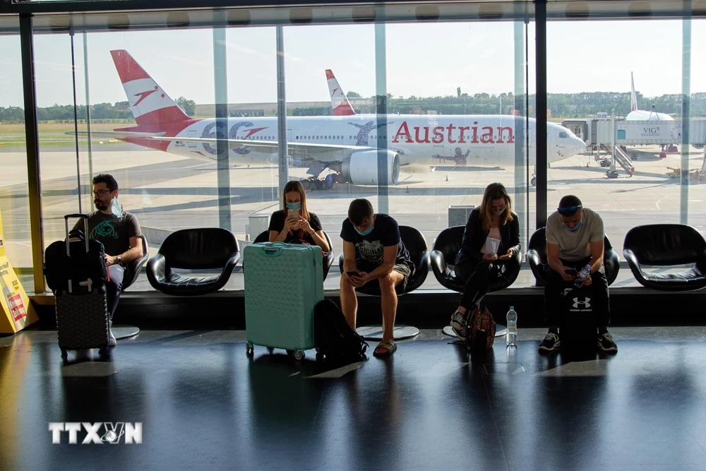 Hành khách chờ chuyến bay tại sân bay quốc tế Vienna, Áo, ngày 11/9/2020. (Ảnh: THX/TTXVN)