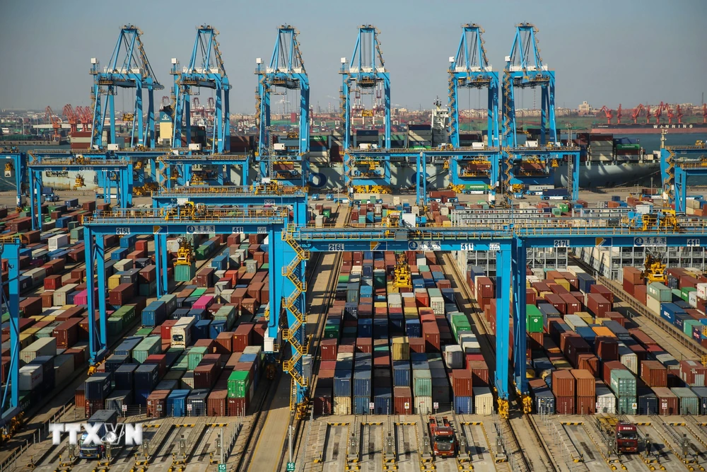 Các container hàng hóa tại cảng ở Thanh Đảo, Trung Quốc. (Ảnh: AFP/TTXVN)