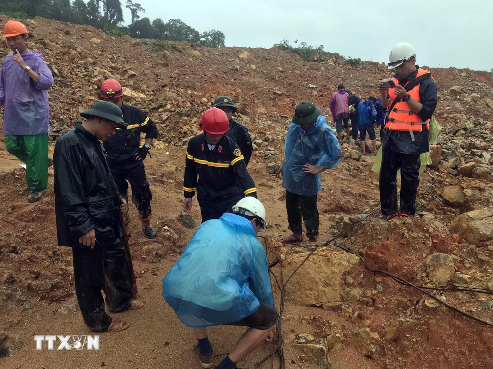 Lực lượng cứu hộ tiếp cận hiện trường vụ sạt lở núi tại Thủy điện Rào Trăng 3. (Ảnh: TTXVN phát)