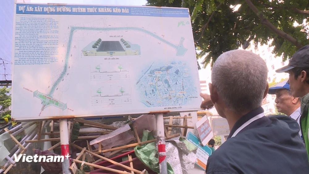 Người dân quận Đống Đa được xem công khai thông tin về kế hoạch chỉnh trang, cải tạo đường Huỳnh Thúc Kháng. (Ảnh Mạnh Khánh/TTXVN)