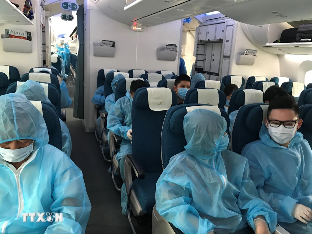 Chuyến bay đưa các công dân Việt Nam từ nước ngoài về nước. (Ảnh: Nguyễn Minh/TTXVN)