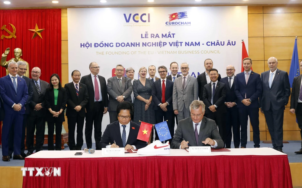 Lễ ký kết hoạt động của Hội đồng doanh nghiệp Việt Nam- châu Âu. (Ảnh: Trần Việt/TTXVN)