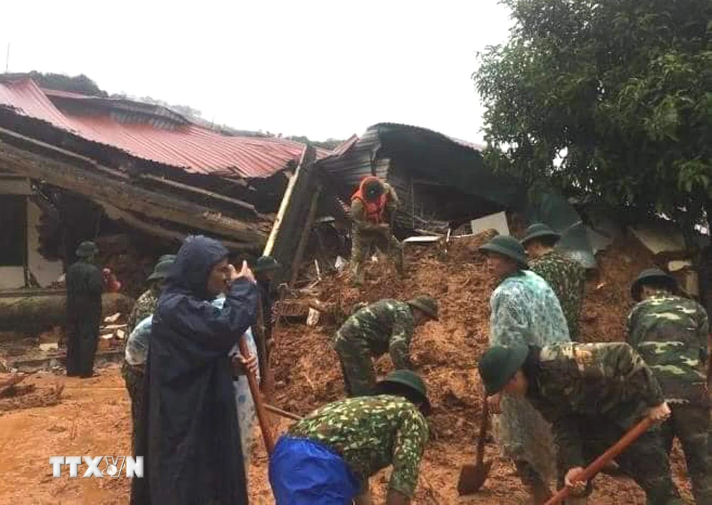 Lực lượng cứu hộ, cứu nạn nỗ lực tìm kiếm những cán bộ chiến sỹ đang bị vùi lấp tại vụ sạt lở ở huyện Hướng Hóa, Quảng Trị. (Ảnh: TTXVN phát)