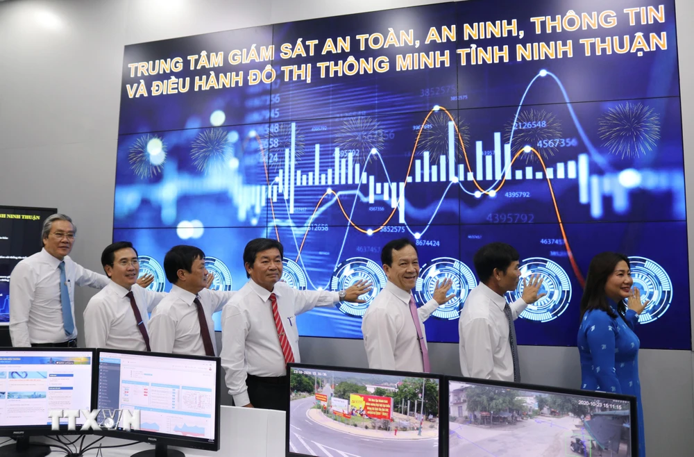 Nghi thức nhấn nút khai trương Trung tâm giám sát, điều hành đô thị thông minh tỉnh Ninh Thuận. (Ảnh: Nguyễn Thành/TTXVN)