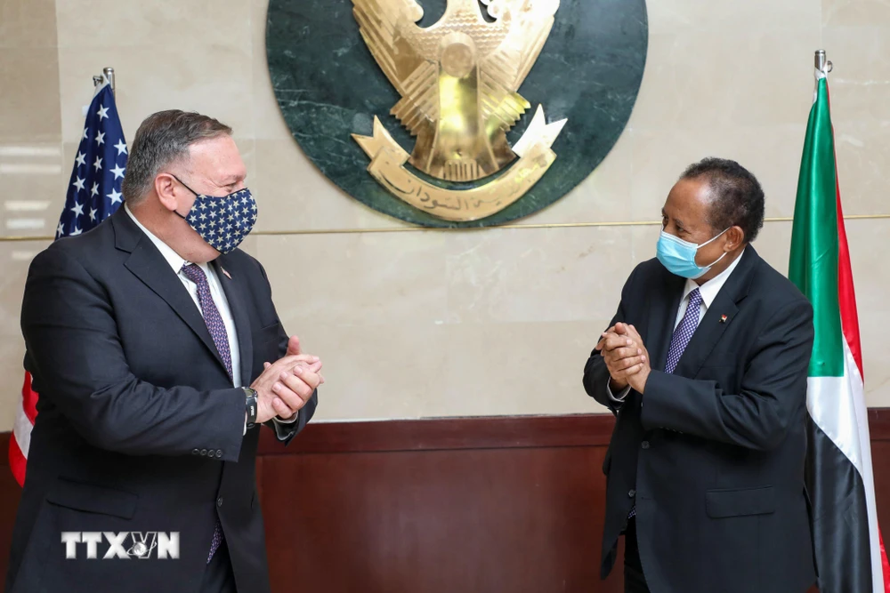 Ngoại trưởng Mỹ Mike Pompeo (trái) trong cuộc gặp Thủ tướng Sudan Abdalla Hamdok tại thủ đô Khartoum (Sudan) ngày 25/8/2020. (Ảnh: AFP/TTXVN)