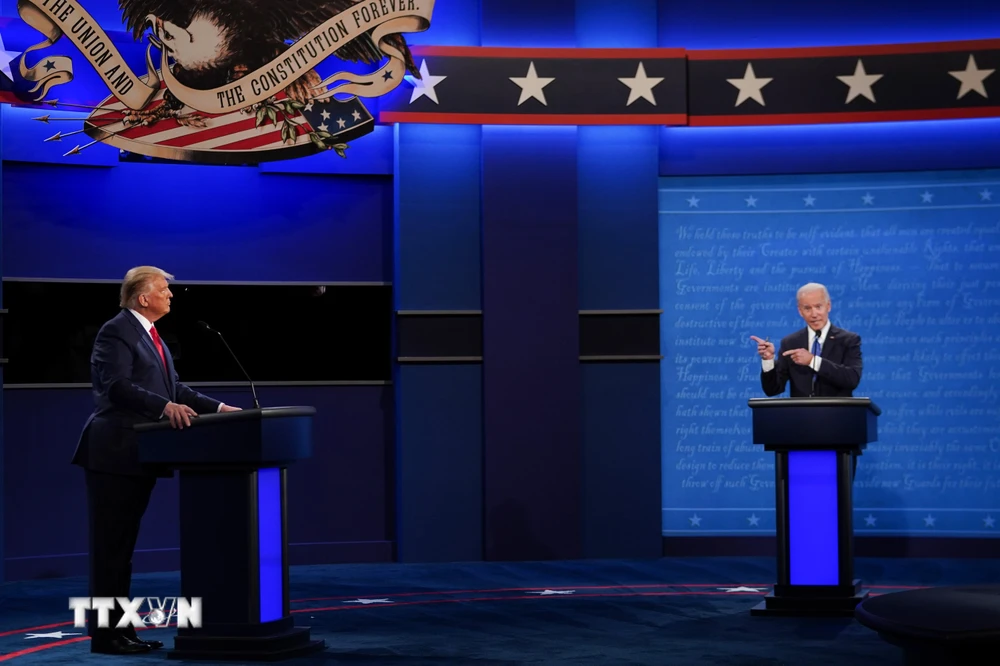 Đương kim Tổng thống Mỹ Donald Trump (trái) và ứng viên Tổng thống của đảng Dân chủ Joe Biden (phải) tại vòng tranh luận trực tiếp cuối cùng ở thành phố Nashville, bang Tennesse tối 22/10/2020 (giờ Mỹ). (Ảnh: AFP/TTXVN)