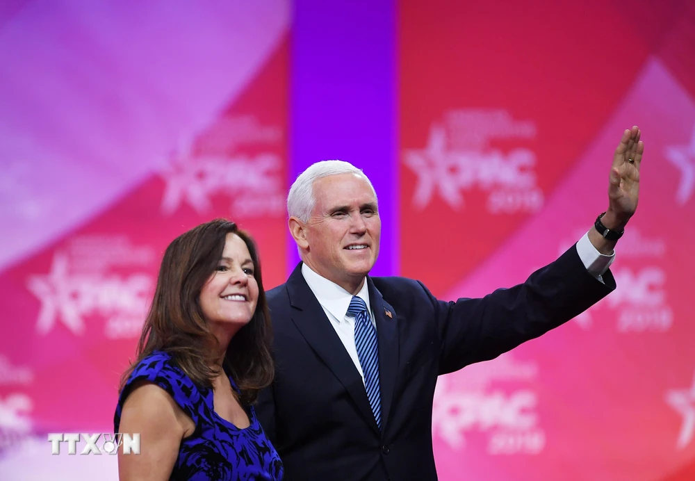 Phó Tổng thống Mỹ Mike Pence và Phu nhân Karen Pence tại một sự kiện ở National Harbor, bang Maryland ngày 1/3/2019. (Ảnh: AFP/TTXVN)