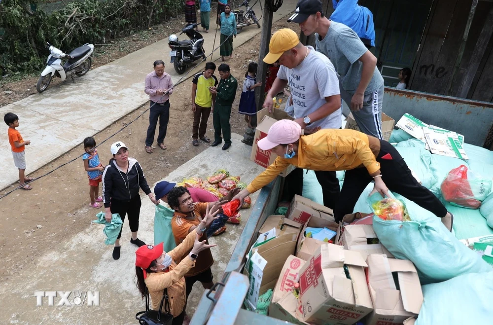 Chuyến hàng hỗ trợ đầu tiên đến xã Trường Sơn, huyện Quảng Ninh (Quảng Bình) mang đến niềm vui vô bờ bến cho người dân nơi đây. (Ảnh: Danh Lam/TTXVN)
