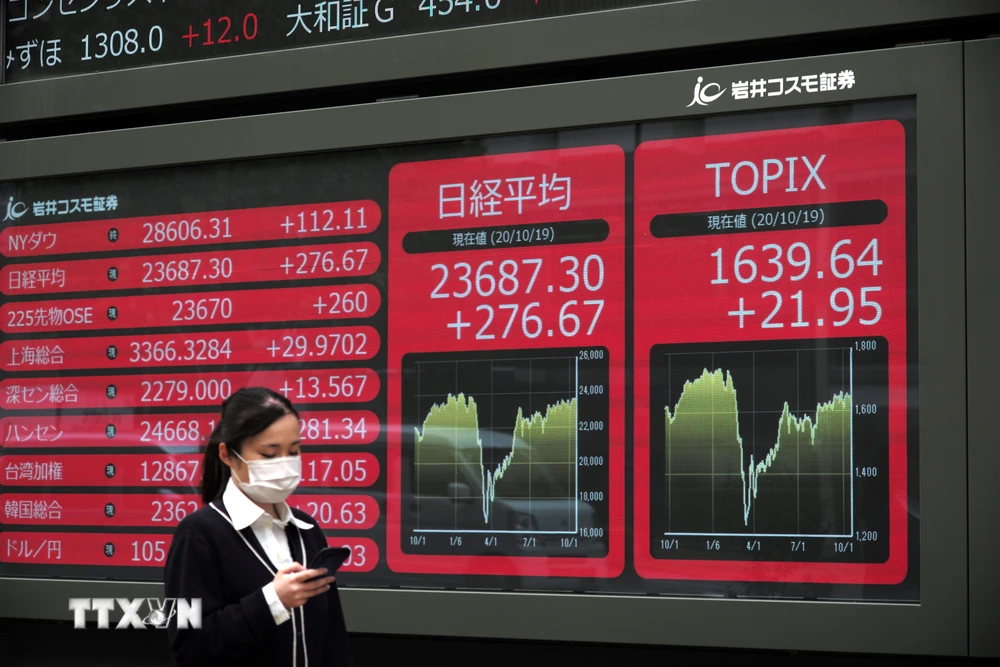 Bảng điện tử niêm yết các chỉ số chứng khoán tại sàn giao dịch chứng khoán Tokyo, Nhật Bản. (Ảnh: AFP/TTXVN)