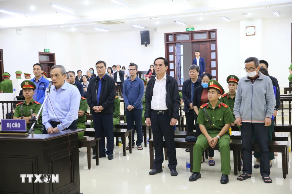 Bị cáo Trần Lục Lang (53 tuổi, cựu Phó tổng Giám đốc BIDV phụ trách Quản lý rủi ro) nói lời sau cùng trước khi tòa tuyên án. (Ảnh: Doãn Tấn/TTXVN)