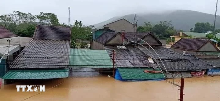 Mưa lớn khiến nhiều nhà dân tại huyện Thanh Chương bị ngập nặng. (Ảnh: Tá Chuyên/TTXVN)