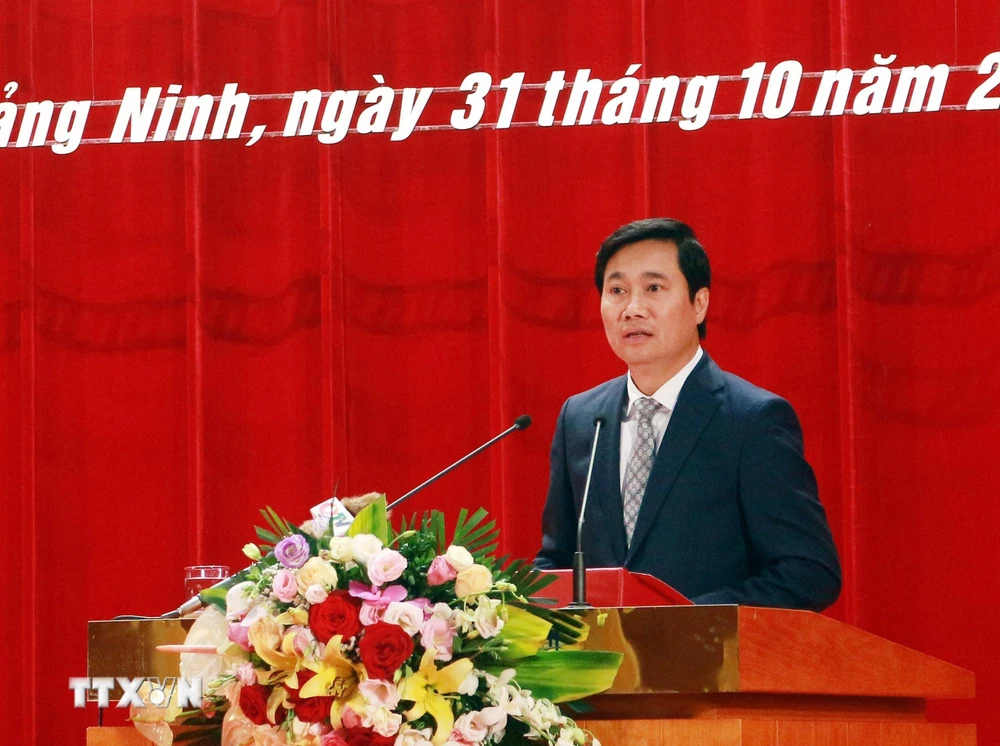 Ông Nguyễn Tường Văn, Chủ tịch UBND tỉnh Quảng Ninh nhiệm kỳ 2016-2021 phát biểu nhận nhiệm vụ. (Ảnh: Đức Hiếu/TTXVN)