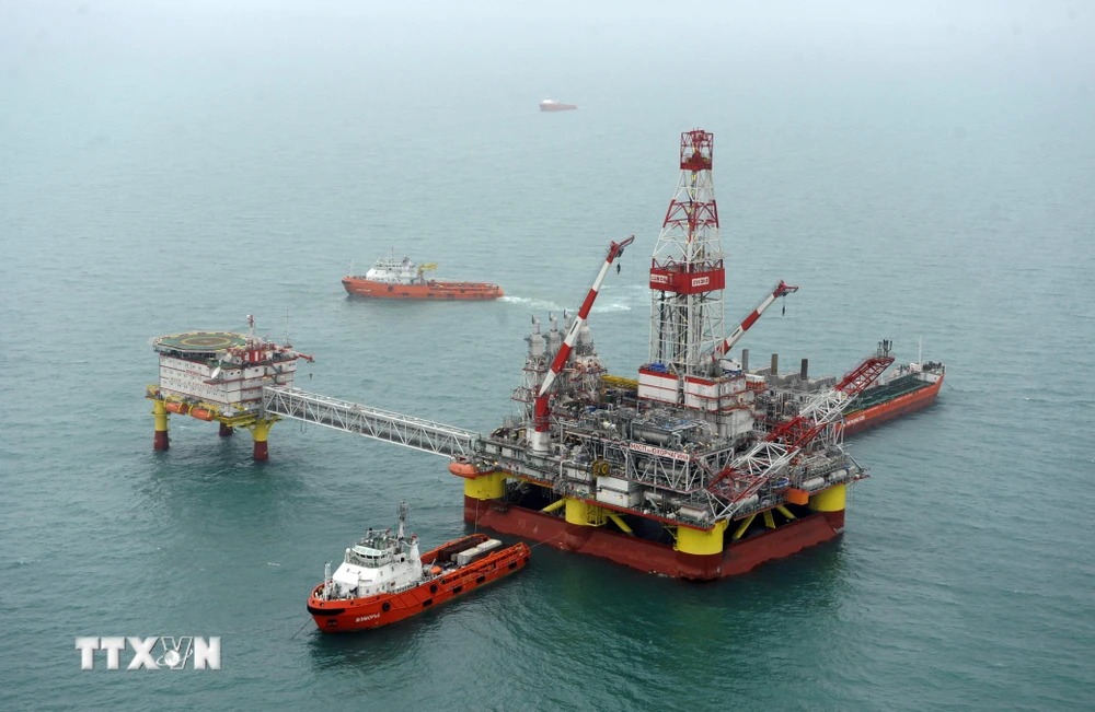 Một cơ sở khai thác dầu trên biển Caspi. (Ảnh: AFP/TTXVN)