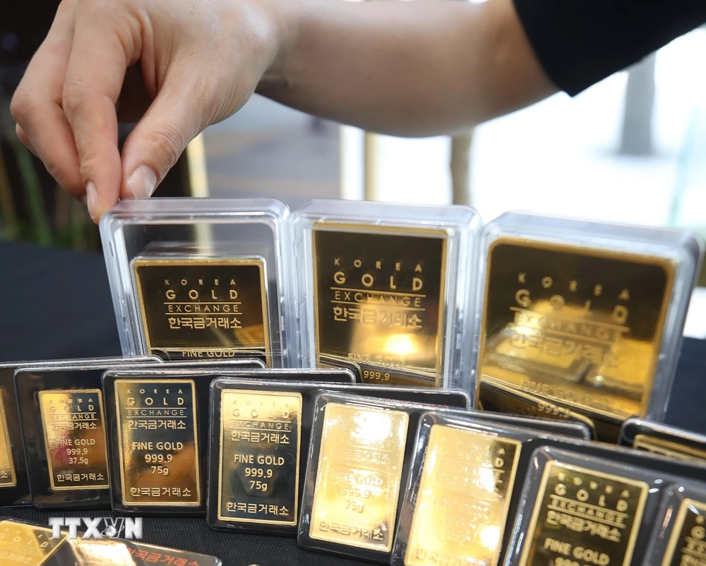 Vàng miếng được bày bán tại Sàn giao dịch vàng ở Seoul, Hàn Quốc. (Ảnh: Yonhap/TTXVN)