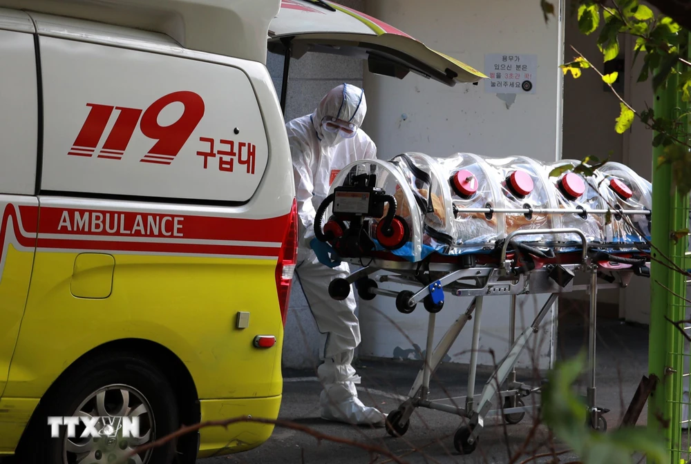 Bệnh nhân COVID-19 được chuyển tới bệnh viện ở Busan, Hàn Quốc. (Ảnh: Yonhap/ TTXVN)