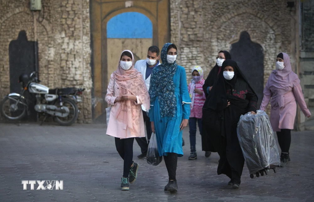 Người dân đeo khẩu trang phòng lây nhiễm COVID-19 tại Mashhad, Iran, ngày 29/10/2020. (Ảnh: THX/TTXVN)