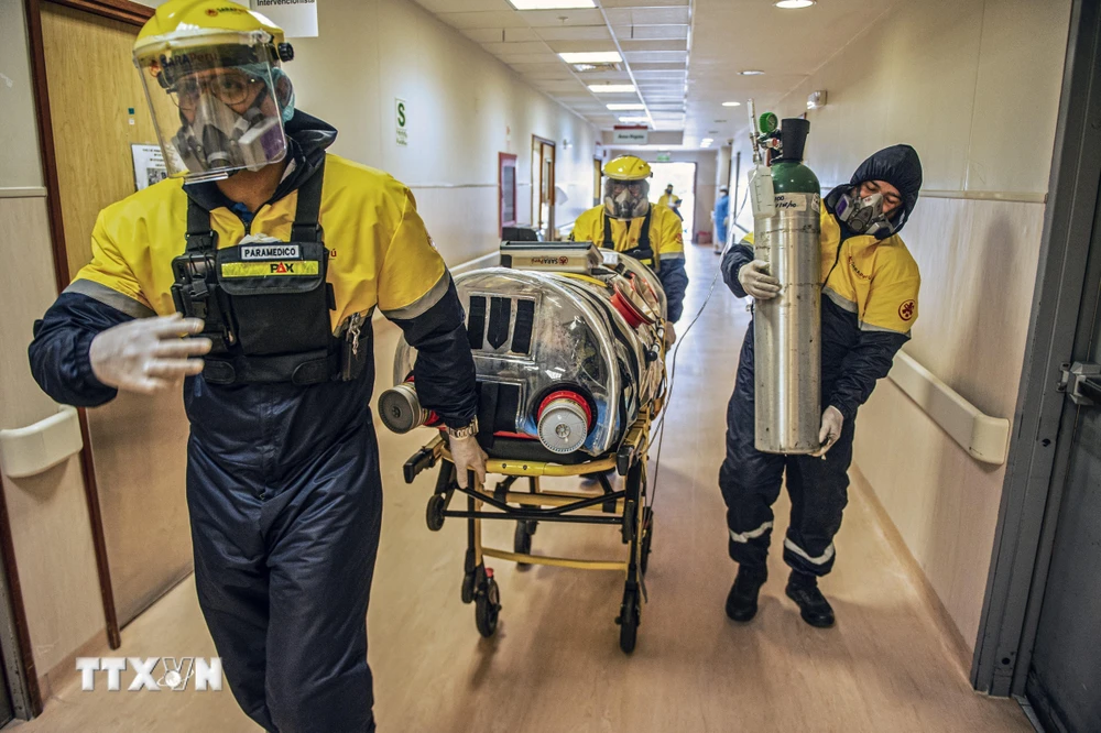 Chuyển bệnh nhân COVID-19 tới bệnh viện ở Lima, Peru, ngày 1/9/2020. (Ảnh: AFP/TTXVN)