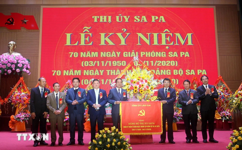Ông Đặng Xuân Phong, Bí thư tỉnh ủy, Chủ tịch ủy ban nhân dân tỉnh Lào Cai trao bức trướng chúc mừng Đảng bộ thị xã Sa Pa. (Ảnh: Quốc Khánh/TTXVN)