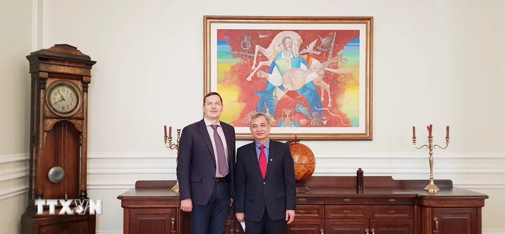 Thứ trưởng Ngoại giao Ukraine Yevhen Yenin và Đại sứ Việt Nam tại Ukraine Nguyễn Anh Tuấn. (Ảnh: TTXVN phát)