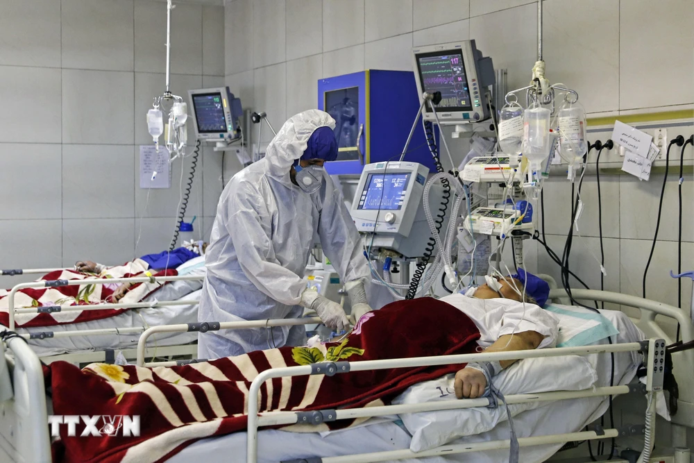 Bệnh nhân nhiễm COVID-19 điều trị tại bệnh viện ở Tehran, Iran. (Ảnh: AFP/TTXVN)